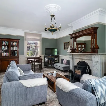 Riverdale House 4*