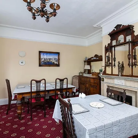 Riverdale House Άθλον