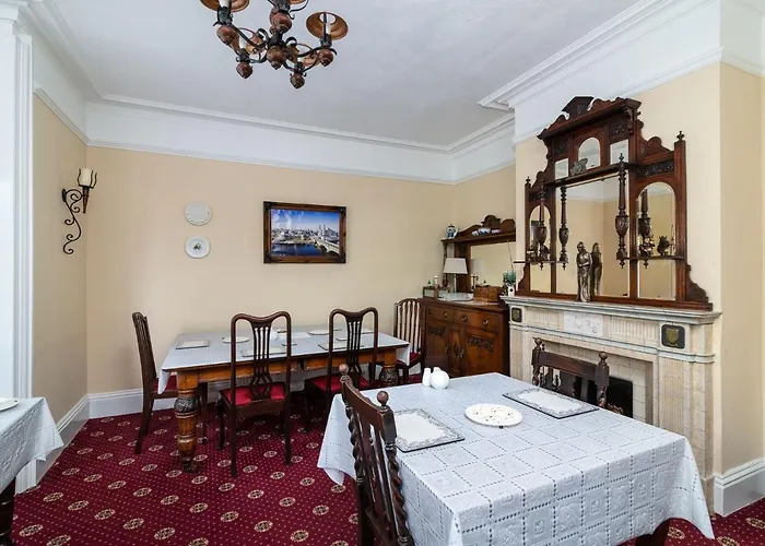 Riverdale House Атлон